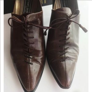 VINTAGE BROWN PUMPS